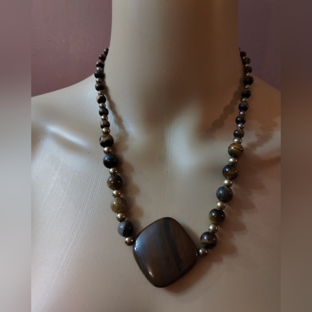 Beautiful women's brown stone necklace